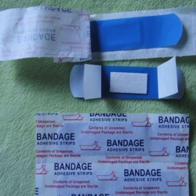 Curativos esparadrapos detectáveis médicos azuis para proteger feridas