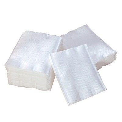 O algodão facial puro orgânico compõe almofadas do removedor para cuidados com a pele diários