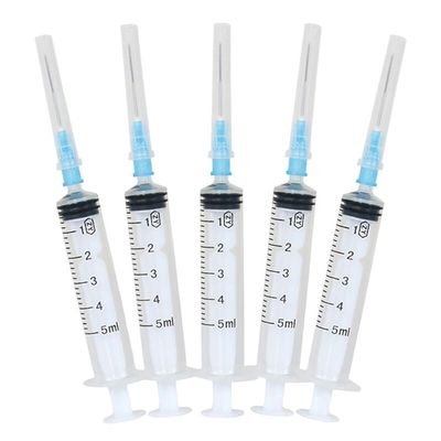 Seringas 5ml e agulhas descartáveis para o uso médico