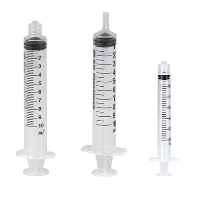 Seringas 5ml e agulhas descartáveis para o uso médico