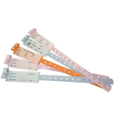 O hospital usa braceletes descartáveis do vinil dos braceletes da identificação com imprimir 270x25mm